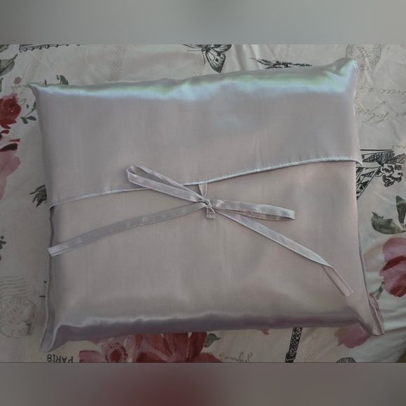Guess Other - Guess Elegant Cream and Tan Woven Fleece Striped Throw Blanket & Satin Storage